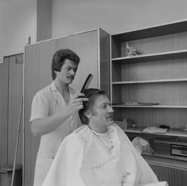 Bruno O'Ya u fryzjera