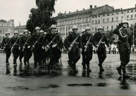 Przemarsz żołnierzy przez Plac Wolności