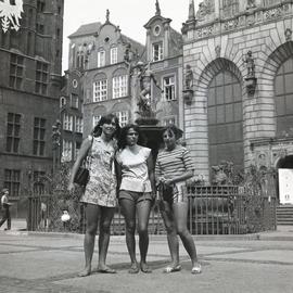 Kobiety przy Fontannie Neptuna w Gdańsku