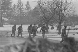 Żołnierze podążający do akcji ratunkowej