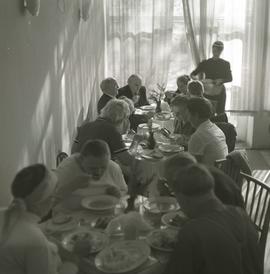 Grupa osób w trakcie obiadu