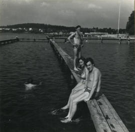 Mieczysław i Janina Piotrowscy wypoczywający nad jeziorem