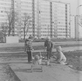 Dzieci bawiące się na jednym z wrocławskich osiedli