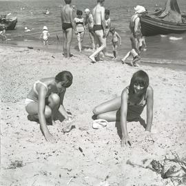Kobiety zbierające muszle na plaży