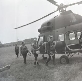 Spadochroniarze obok helikoptera mi 2