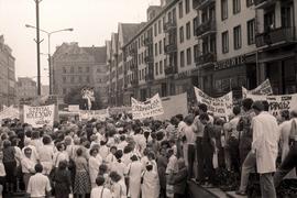 Pielęgniarki i lekarze idący z transparentami podczas protestu