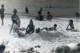 Turyści bawiący się na plaży