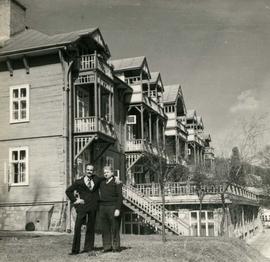Mężczyźni stojący przed Sanatorium "Biały Orzeł"