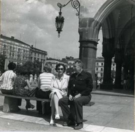 Janina i i Józef Piotrowscy na Rynku Głównym