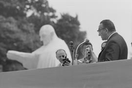 Bolesław Iwaszkiewicz podczas odsłonięcia pomnika Papieża Jana XXIII