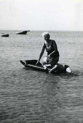 Mieczysław Piotrowski z matka podczas zabawy w morzu