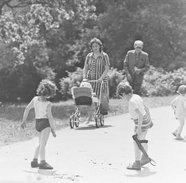 Dzieci bawiące się w parku