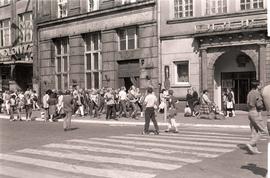 Tłum osób idący przez wrocławski rynek