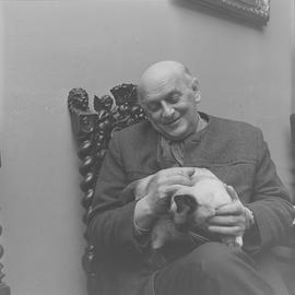 Artur Młodnicki z kotem