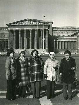 Janina Piotrowska z koleżankami na Placu Bohaterów