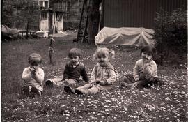 Dzieci podczas zabawy na podwórku