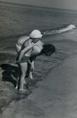 Mieczysław Piotrowski oraz jego matka na plaży