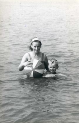 Mieczysław Piotrowski oraz jego matka nad Morzem Bałtyckim