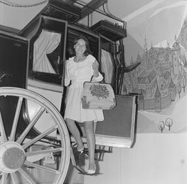 dziewczyna wysiadająca z furgonu pocztowego