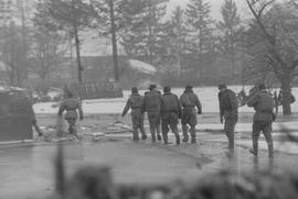 Żołnierze podążający do akcji ratunkowej