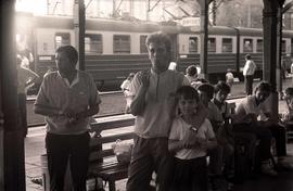 Pielgrzymi oczekujący na pociąg