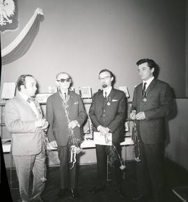 Franciszek Juszczak z odznaczonymi pionierami
