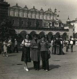 Janina Piotrowska z koleżankami na Rynku Głównym