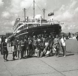 Grupa kobiet przed MS Batory w Gdyni