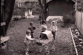 Dzieci podczas zabawy na podwórku