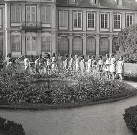 Kobiety przy Pałacu Opatów w Oliwie