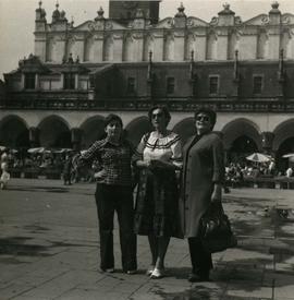 Janina Piotrowska z koleżankami na Rynku Głównym
