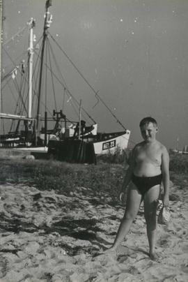 Mieczysław Piotrowski na plaży