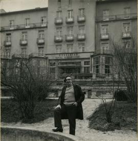 Józef Piotrowski stojący pod Szpitalem Uzdrowiskowym „Excelsior”