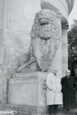 Mężczyźni stojący pod Pomnikiem Chwały