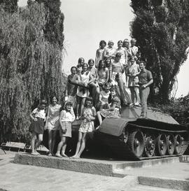 Kobiety przy pomniku czołgu w al. Zwycięstwa w Gdańsku
