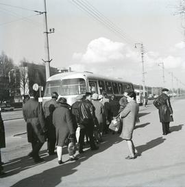 Ludzie na przystanku autobusowym