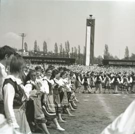 Młodzież tańcząca  na Stadionie Olimpijskim