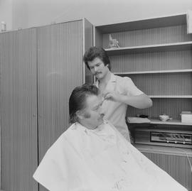 Bruno O'Ya u fryzjera