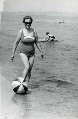 Matka Mieczysława Piotrowskiego na plaży