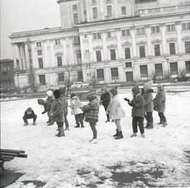 Dzieci zimą obok Opery Wrocławskiej