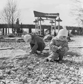 Dzieci przed bramą ogrodu japońskiego