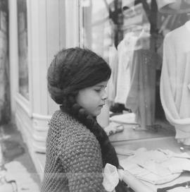 Dziewczynka oglądająca wystawę sklepową
