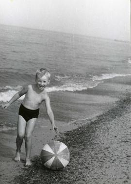 Mieczysław Piotrowski podczas zabawy na plaży