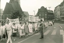 Pielęgniarki i lekarze idący z transparentami podczas protestu