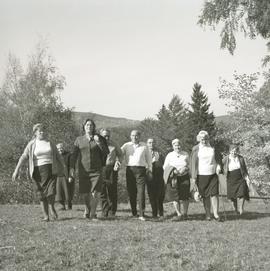 Grupa osób na spacerze