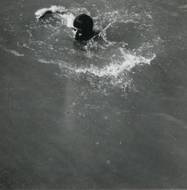 Mieczysław Piotrowski w basenie