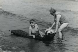 Mieczysław Piotrowski z matką podczas zabawy w morzu