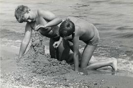 Mieczysław Piotrowski bawiący się z kolegą na plaży