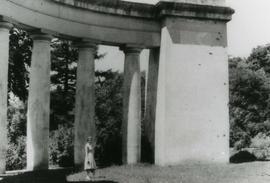 Kobieta stojąca na Cmentarzu Obrońców Lwowa