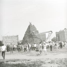Budowa wieży radości na Placu Dzierżyńskiego